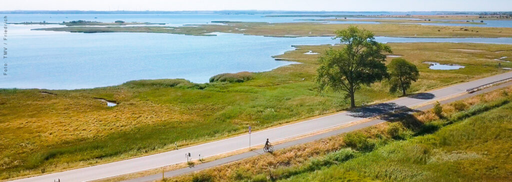Fahrradweg und Straße neben der Lagune